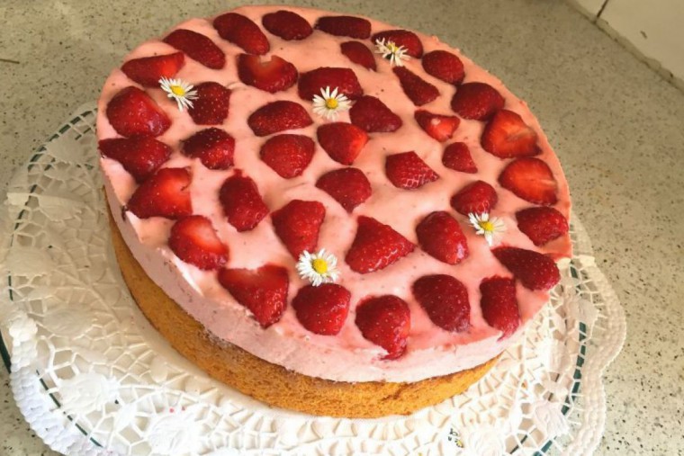 Erdbeertorte dekoriert mit Gänseblümchen