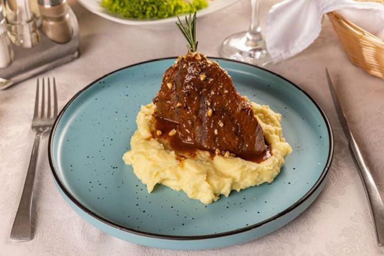 Schweinsbraten angerichtet auf Sterz