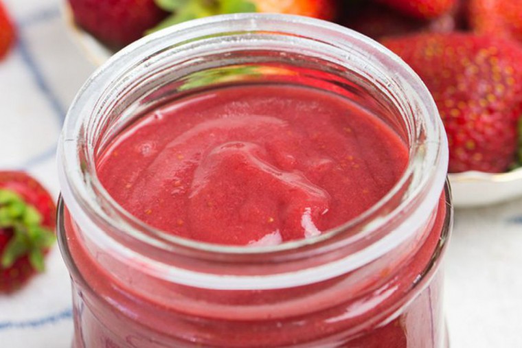 Ketchup mit Paradeiser und Erdbeeren