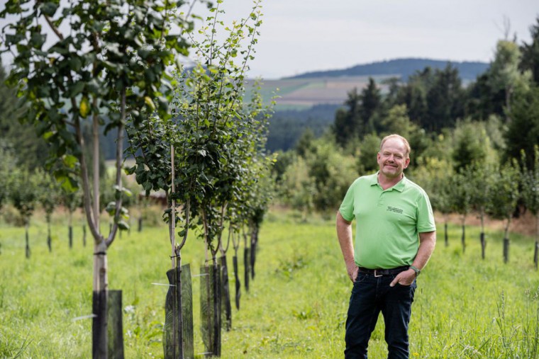 Oswald Weidenauer im Obstgarten