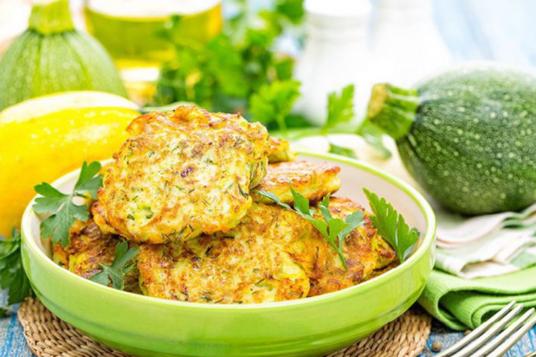 Zucchini-Puffer, angerichtet in einer Schüssel