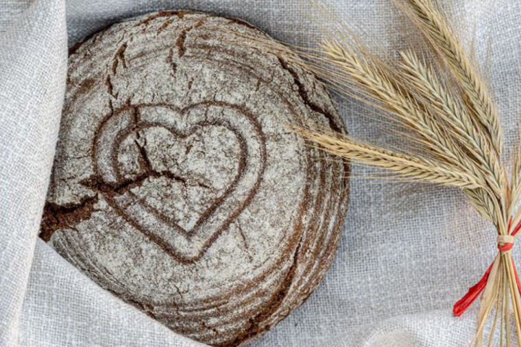 Brot auf Leinen mit Getreide