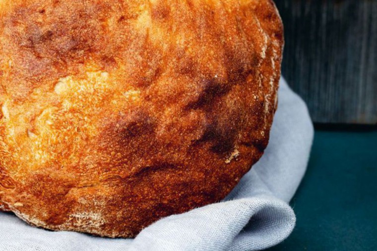 Erdäpfelbrot gewickelt in ein Leinentuch