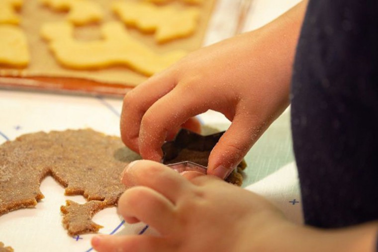 Keksteig der von einem Kind ausgestochen wird