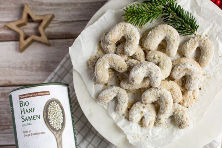 Weihnachtsbäckerei in Kipferlform mit Hanfsamen