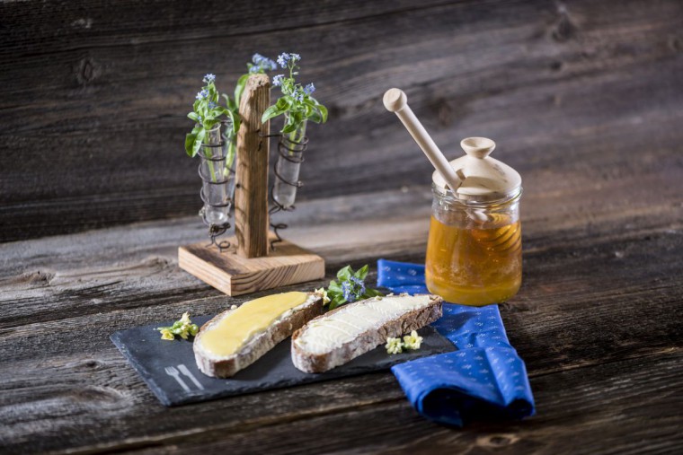 Honigbrot und Butterbrot neben Honig