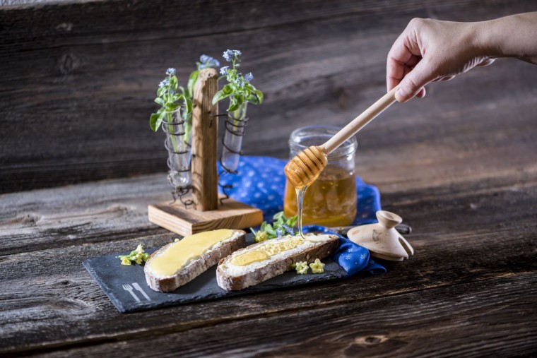 Honig auf Brot mit Butter