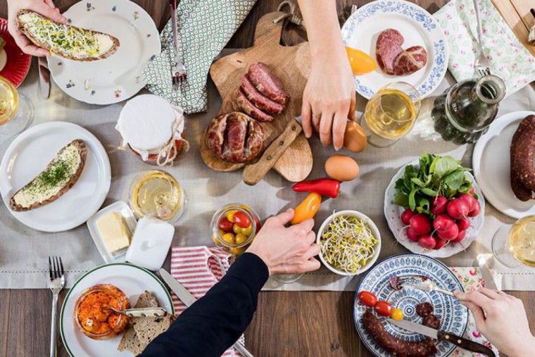 Gedeckter Tisch mit Essen