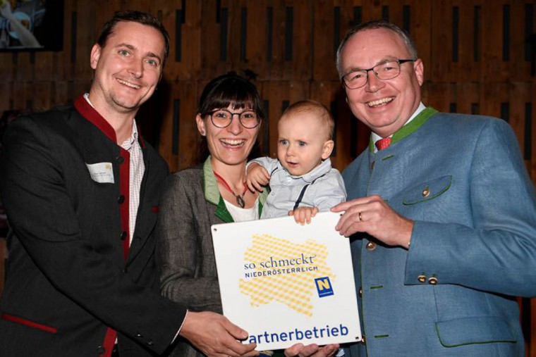Familie Lettner und LH Stv. Stephan Pernkopf mit der So Schmeckt Niederösterreich Partner-Plakette