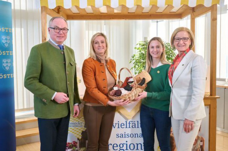 Landeshauptfrau Johanna Mikl-Leitner und LH-Stellvertreter Stephan Pernkopf mit den Direktvermarkterinnen Sonja und Christina Schrittwieser.