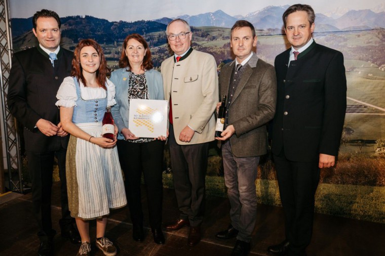 Die landwirtschaftliche Fachschule Pyhra freut sich über das "goldene Stamperl" für Himbeerlikör & Tresterbrand Muskat.