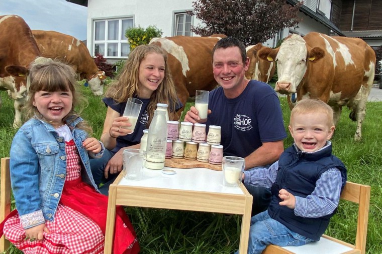 Familie Arnhof mit Kühen und Milchprodukten
