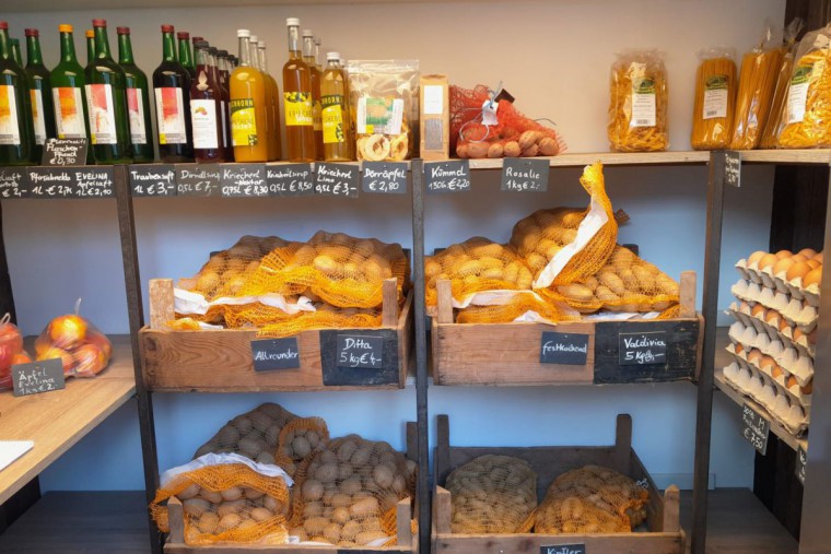 Regal mit Kartoffels&auml;cken im Hofladen B&ouml;hm 