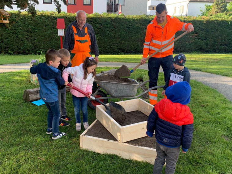 Kinder beim Bepflanzen der Gemüsepyramide