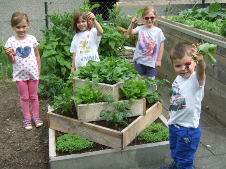 Kinder mit Gemüsepyramide