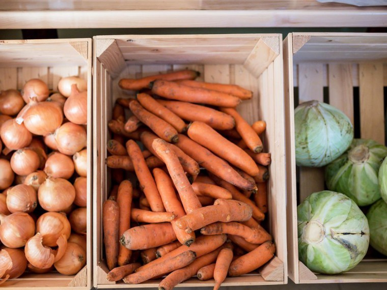 Zwiebel, Karotten  und Kraut in Holzkisten