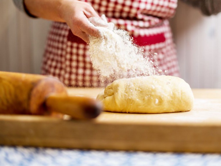 Frau beim Backen