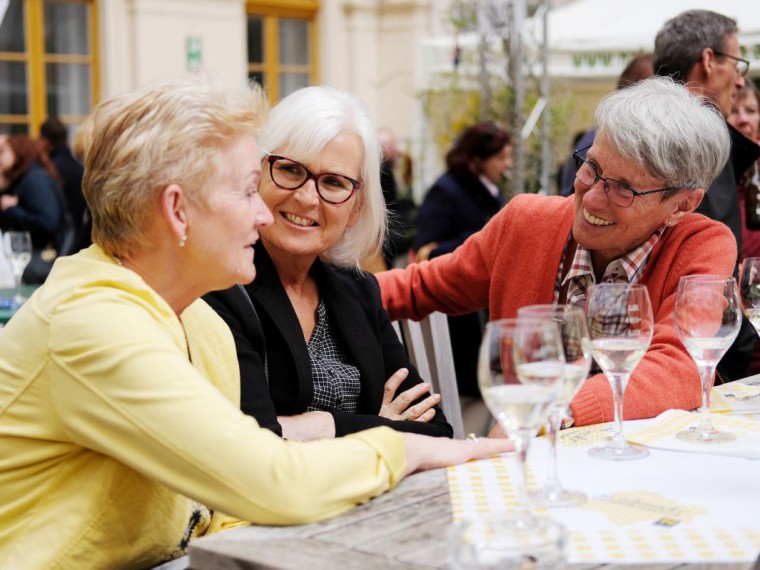 Besucherinnen am Oster-Erlebnismarkt