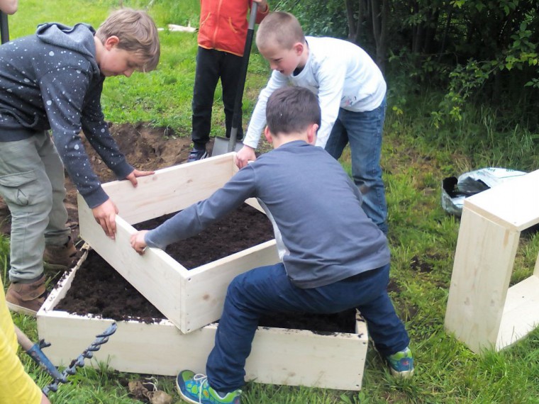 Kinder bauen die Pyramide