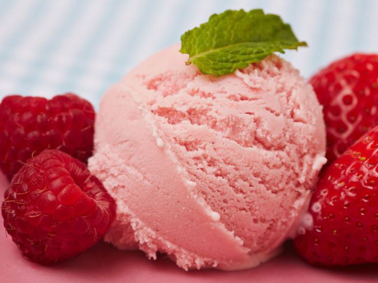 Fruchteis mit Beeren