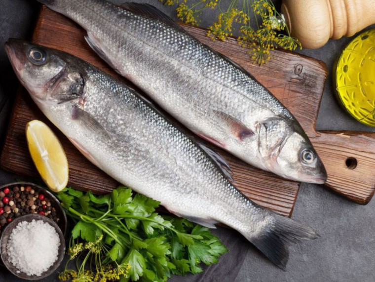 Forellen auf einem Holzbrett