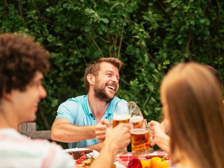 Freunde, die mit einem Bier ansto&szlig;en