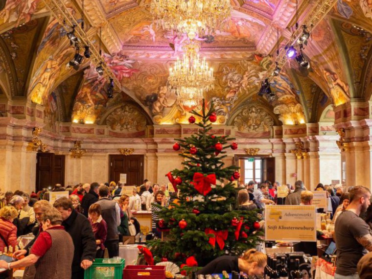 Aussteller im Landtagssaal beim Adventmarkt 2019