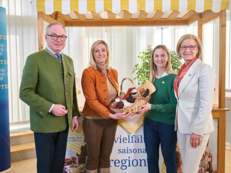 Landeshauptfrau Johanna Mikl-Leitner und LH-Stellvertreter Stephan Pernkopf mit den Direktvermarkterinnen Sonja und Christina Schrittwieser.