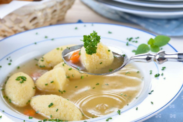 Grießnockerl serviert in aromatischer Rindsuppe, herrlich!