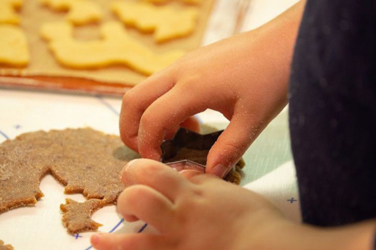 Keksteig der von einem Kind ausgestochen wird