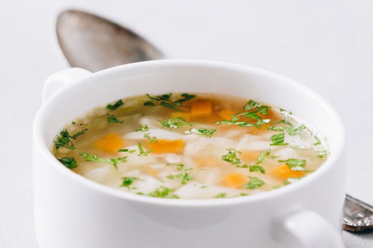 Wintergemüsesuppe in einer weißen Schale serviert