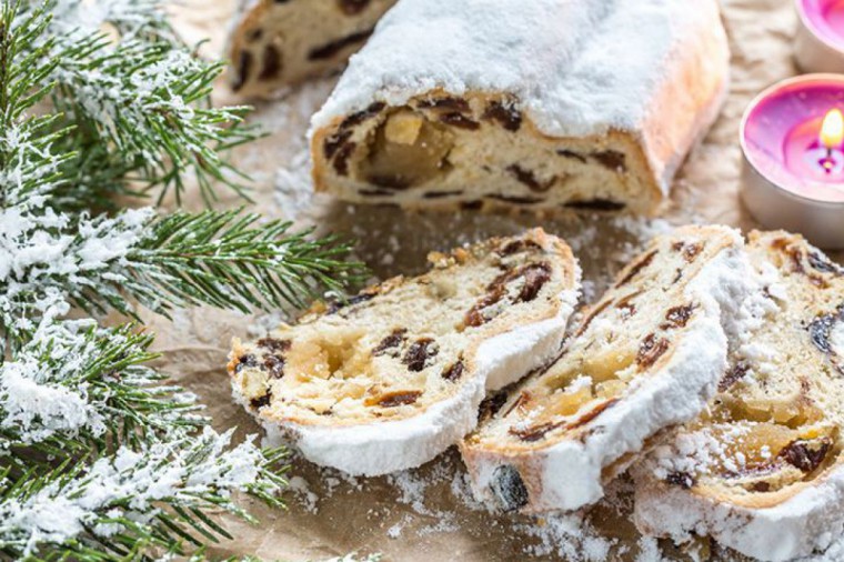 Christstollen mit Rosinen und Nüssen