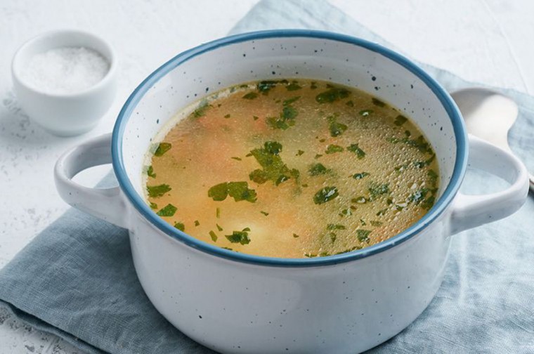 Suppentopf mit klarer Suppe