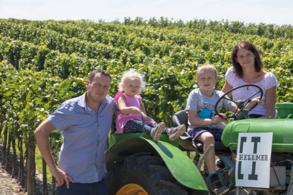 Weingut Hellmer Traktor und Familie